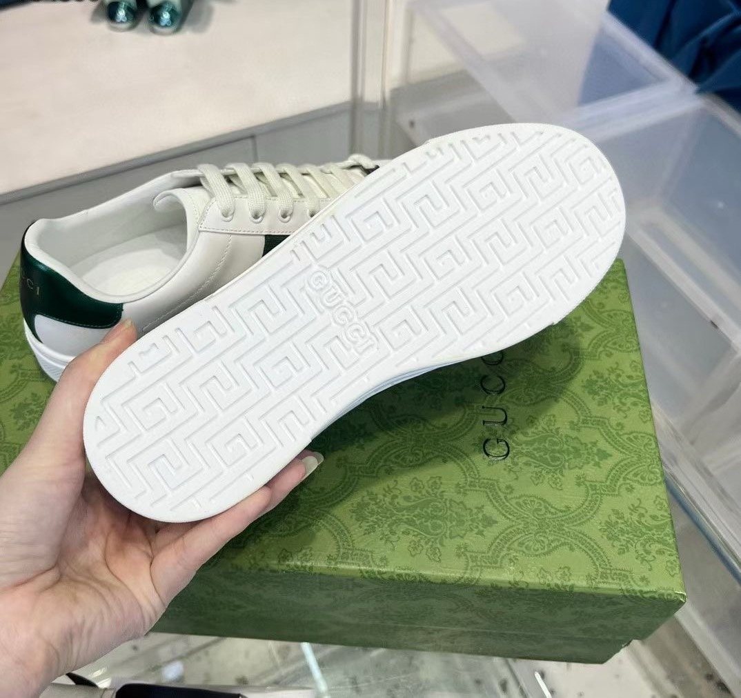 Gucci Green and Red Stripe Low-Top Sneakers — detail