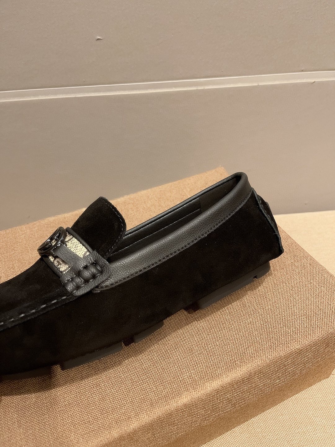 Gucci Black Horsebit Loafers — detail
