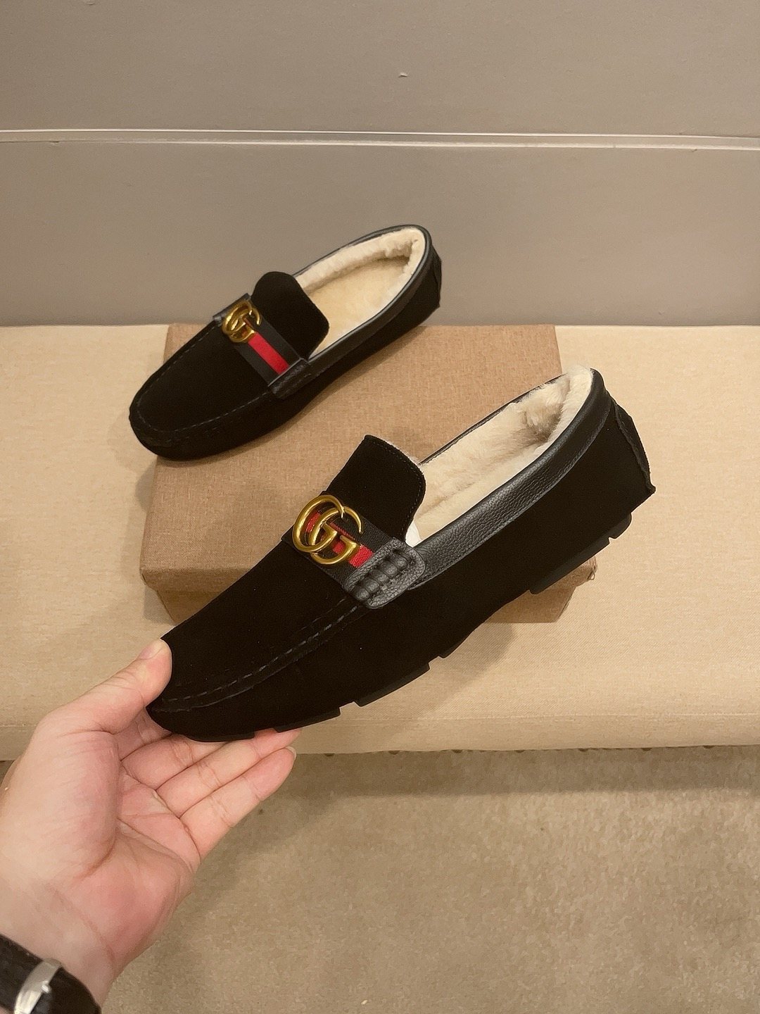 微商相册测试鞋子-Gucci Black Stripe Plush-Lined Loafers — side