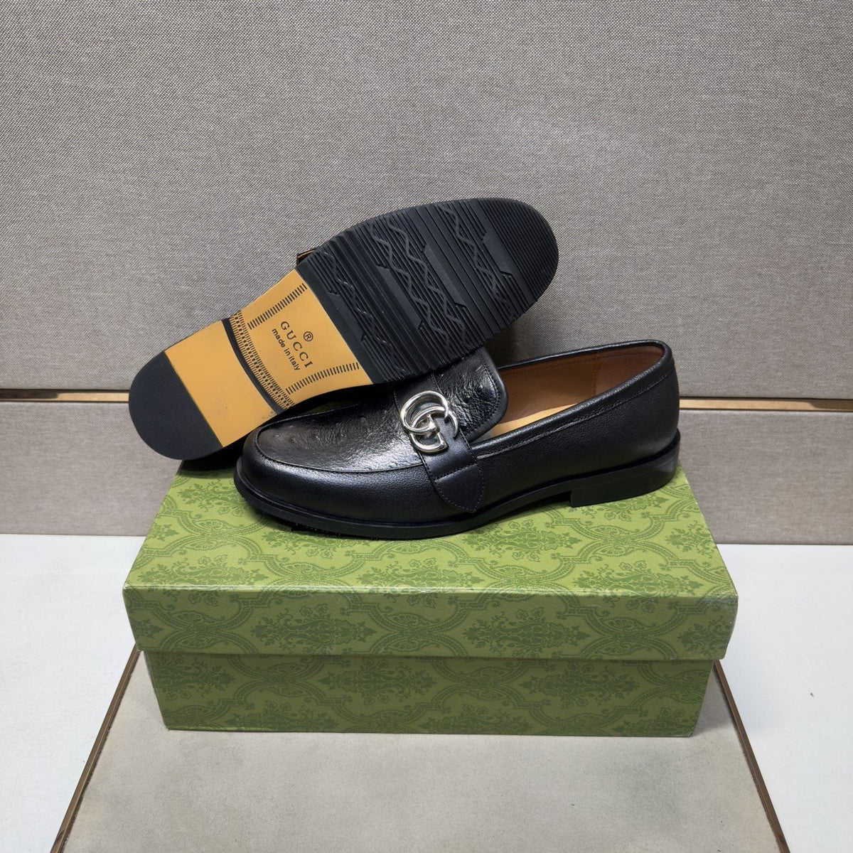 Gucci Black Metal-Hardware Loafers — detail