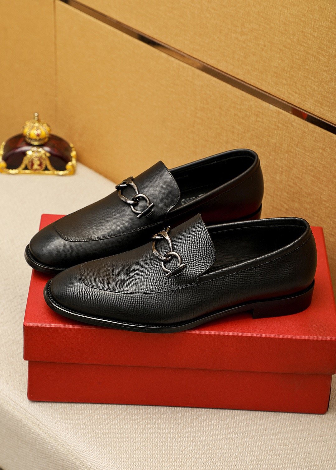 Ferragamo Black Textured Bit Loafers — front