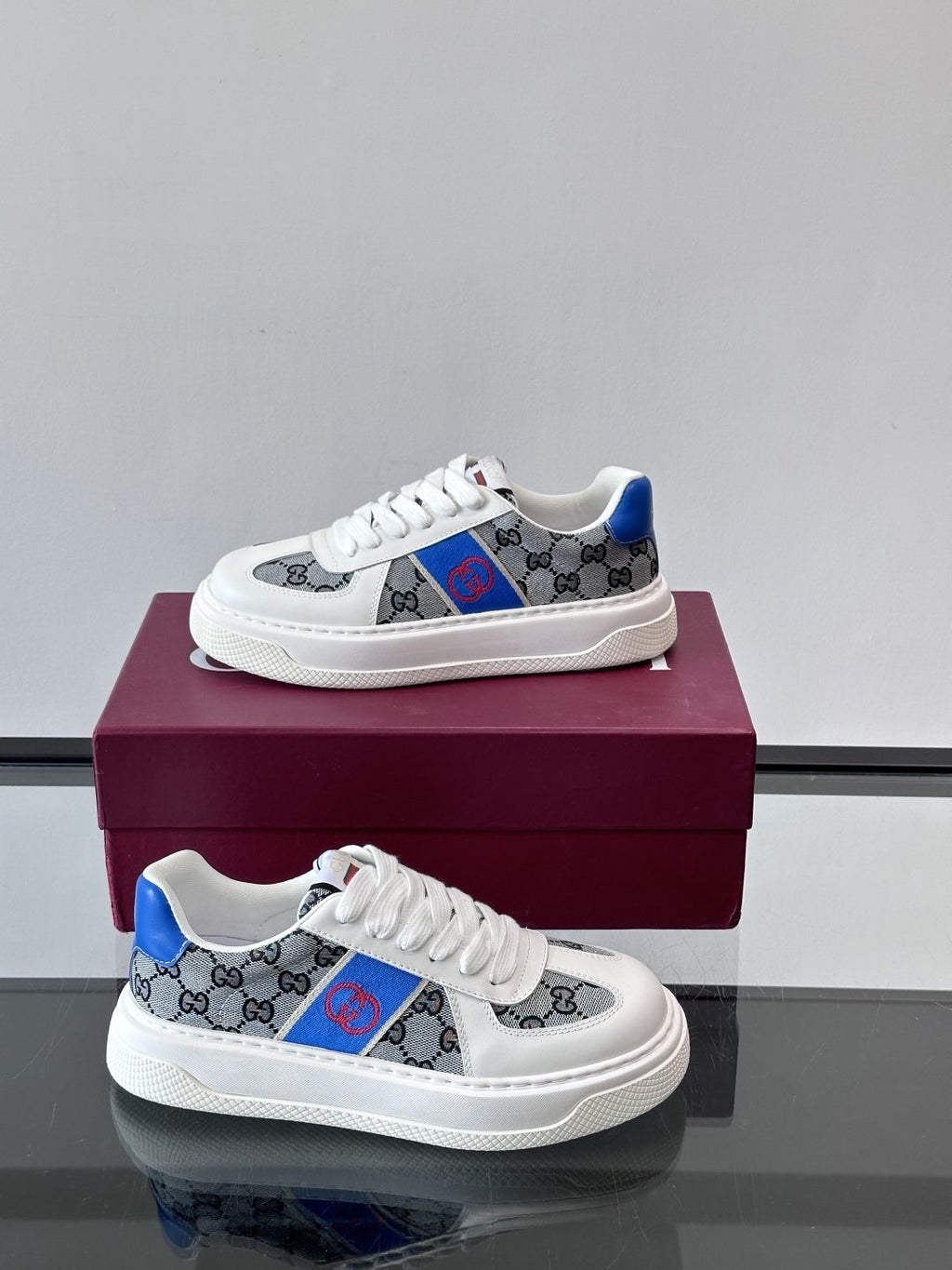 Gucci Blue Accent Low-Top Sneakers — front