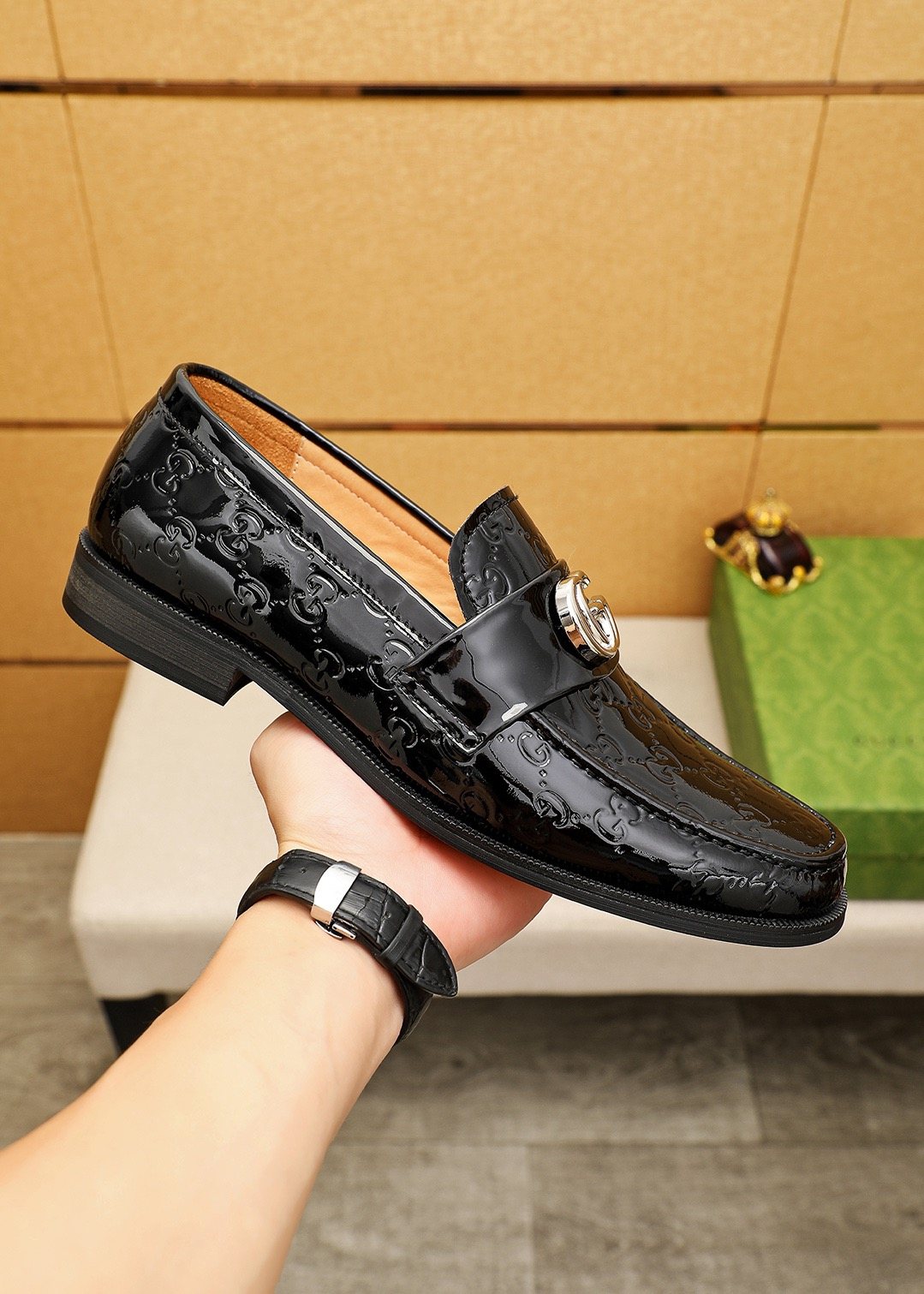 GUCCI Black Glossy Loafers — model