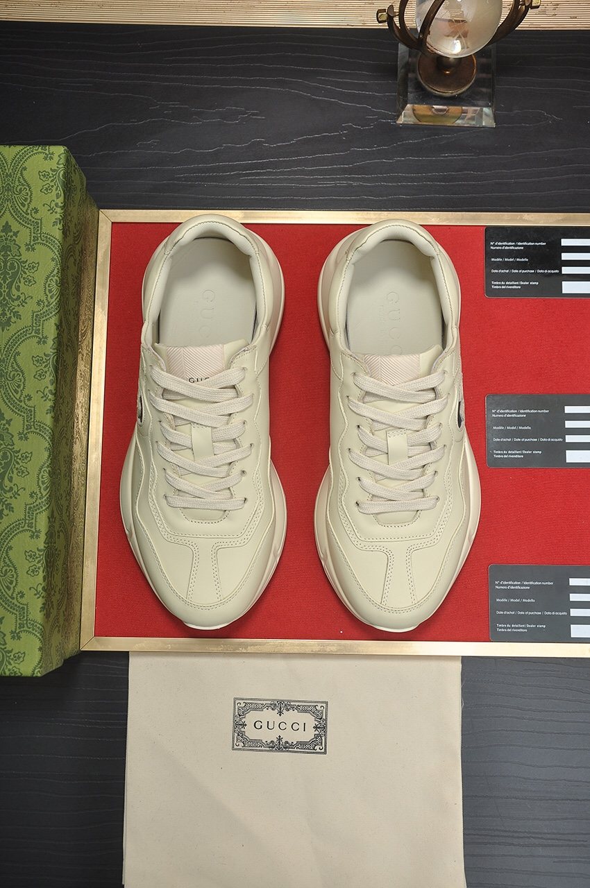 Gucci Cream White Navy Logo Low-Top Sneakers — front