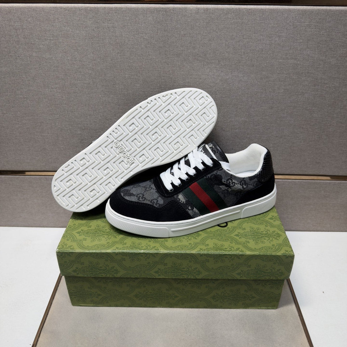 Gucci Green-Red Stripe Sneakers — detail