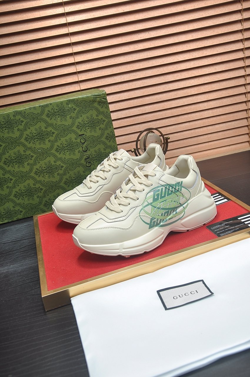 Gucci Off-White Green Graphic Low-Top Sneakers — front