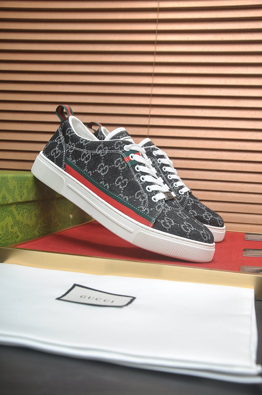 Gucci Stripe Low-Top Sneakers — front