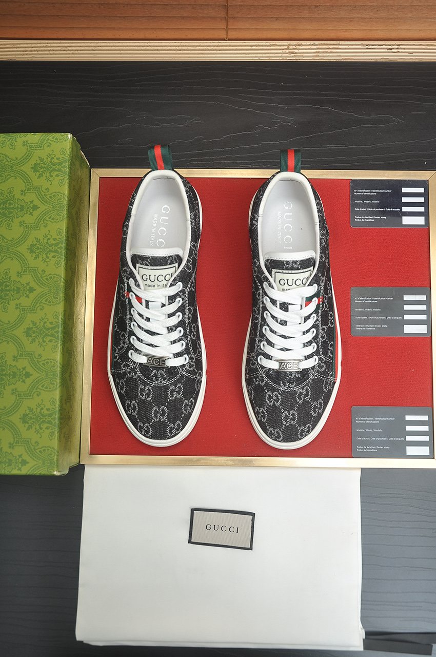Gucci Stripe Low-Top Sneakers — front