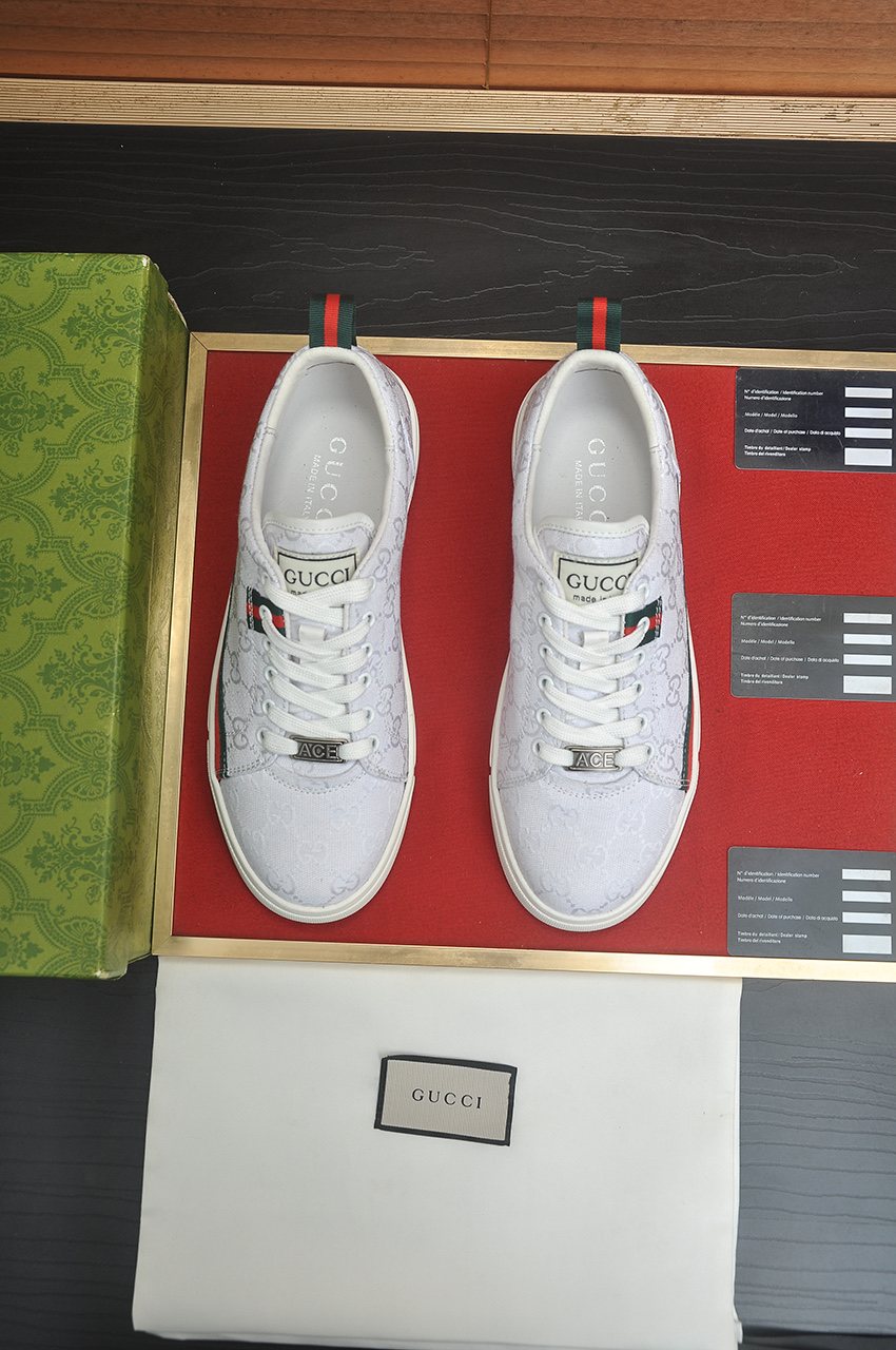 Gucci Stripe Low-Top Sneakers — front