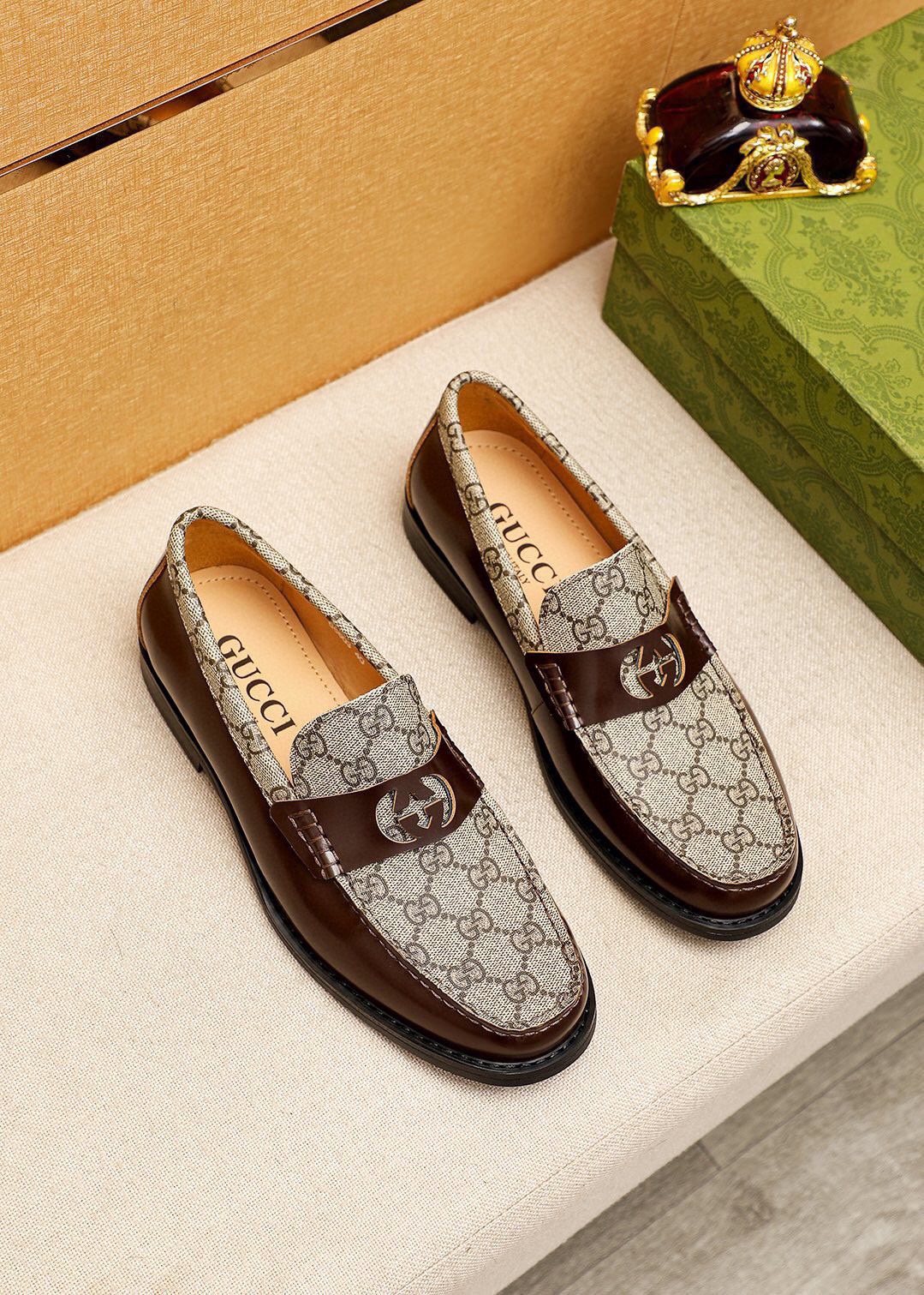 微商相册测试鞋子-Gucci Black Patent Monogram Loafers — front