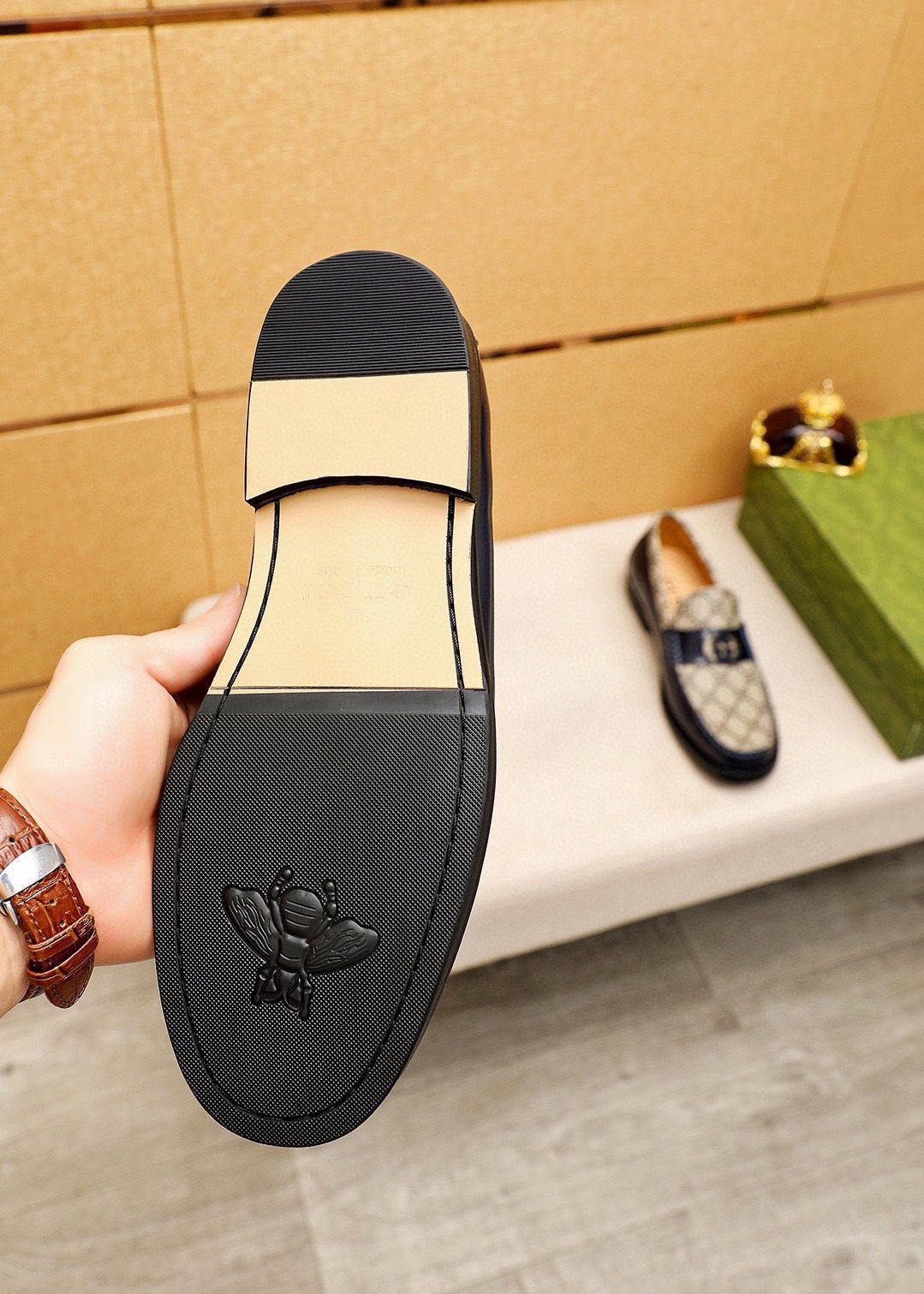 微商相册测试鞋子-Gucci Black Patent Monogram Loafers — side