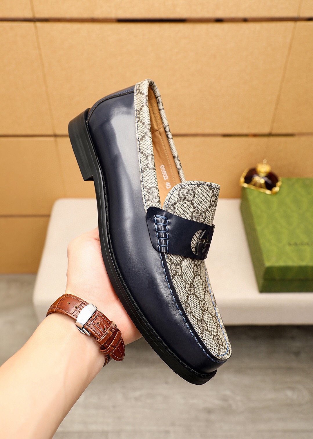 微商相册测试鞋子-Gucci Black Patent Monogram Loafers — side