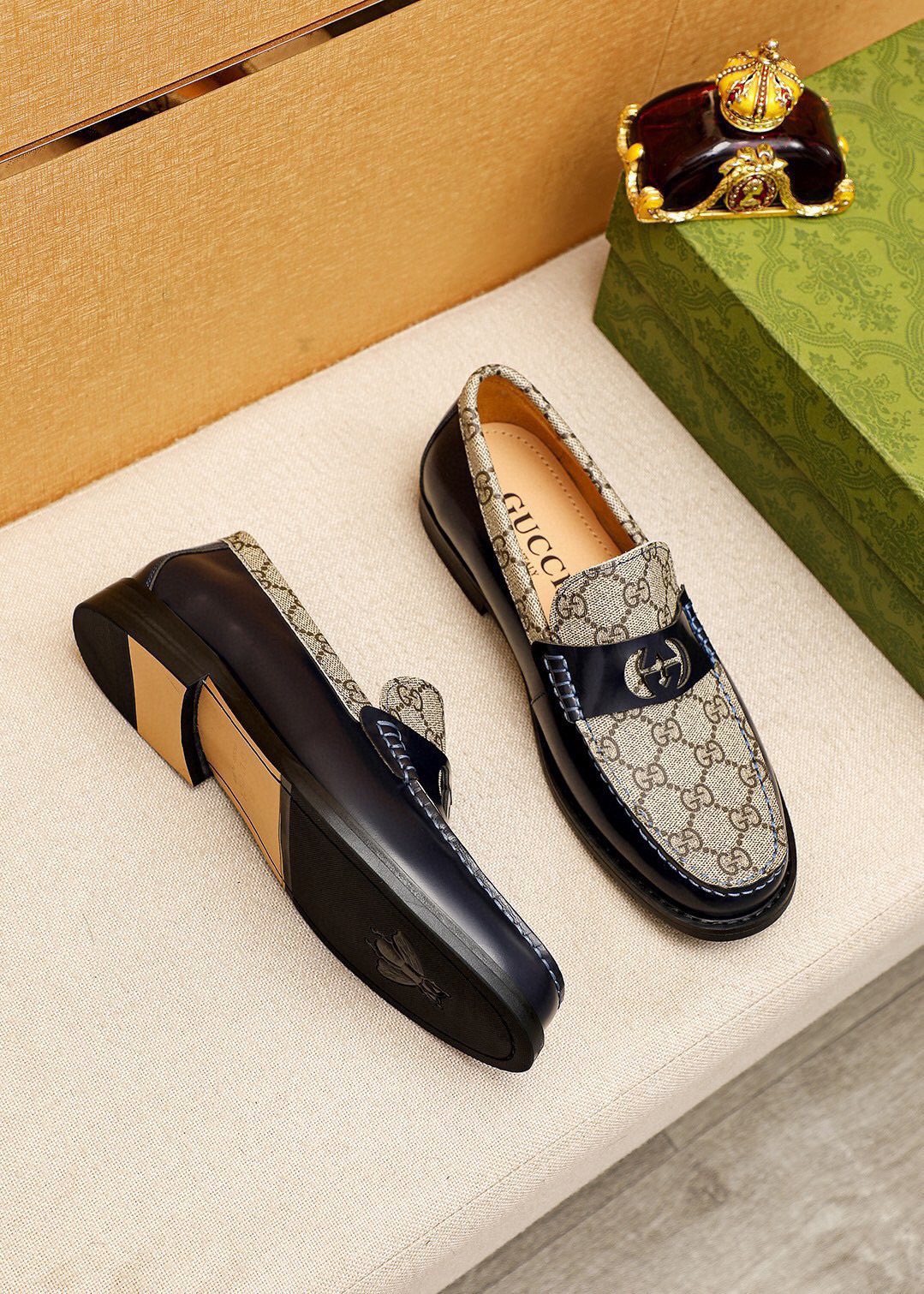 微商相册测试鞋子-Gucci Black Patent Monogram Loafers — front