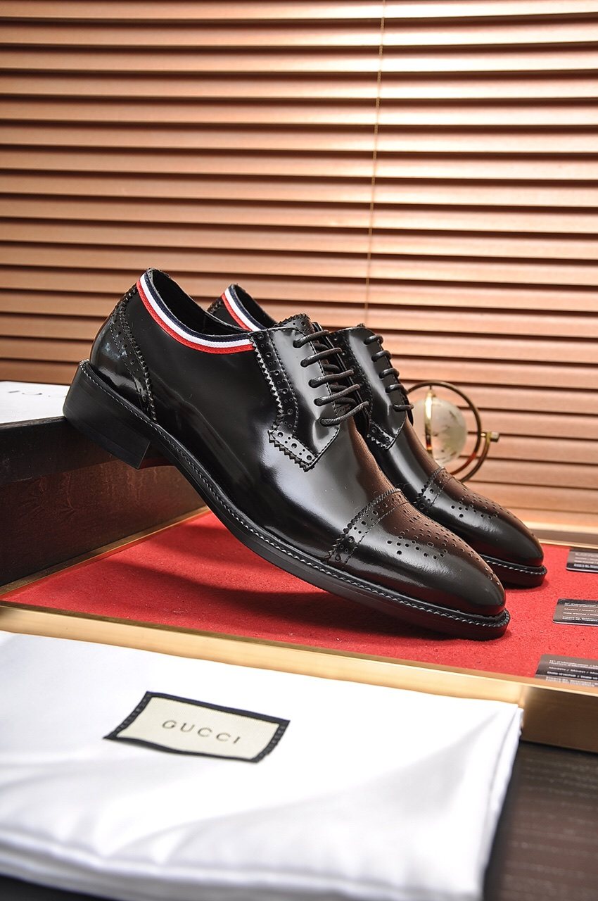 Gucci Black Burgundy Trim Lace-Up Dress Shoes — front