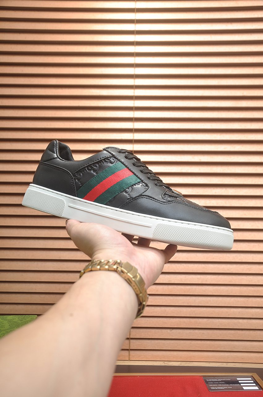 Gucci Green-Red Stripe Low-Top Sneakers — model