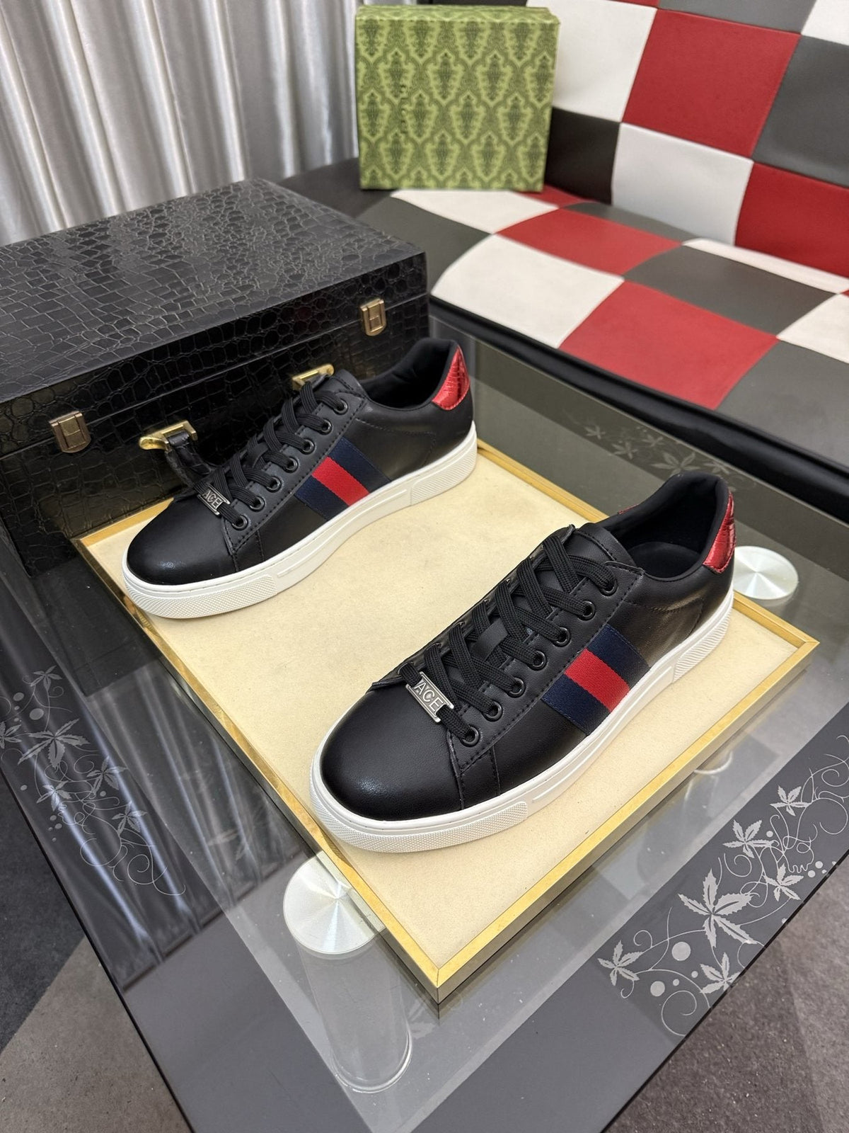 Gucci Stripe Low-Top Sneakers — front