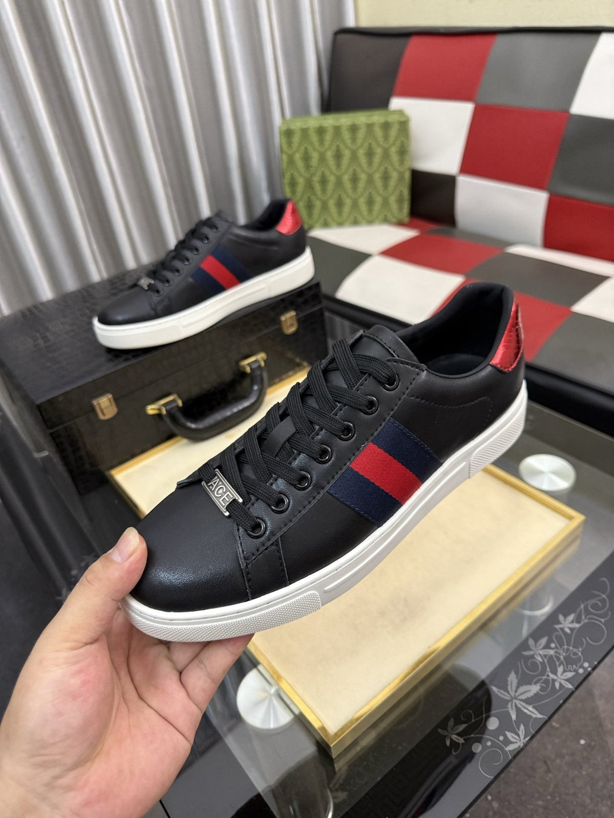 Gucci Stripe Low-Top Sneakers — model