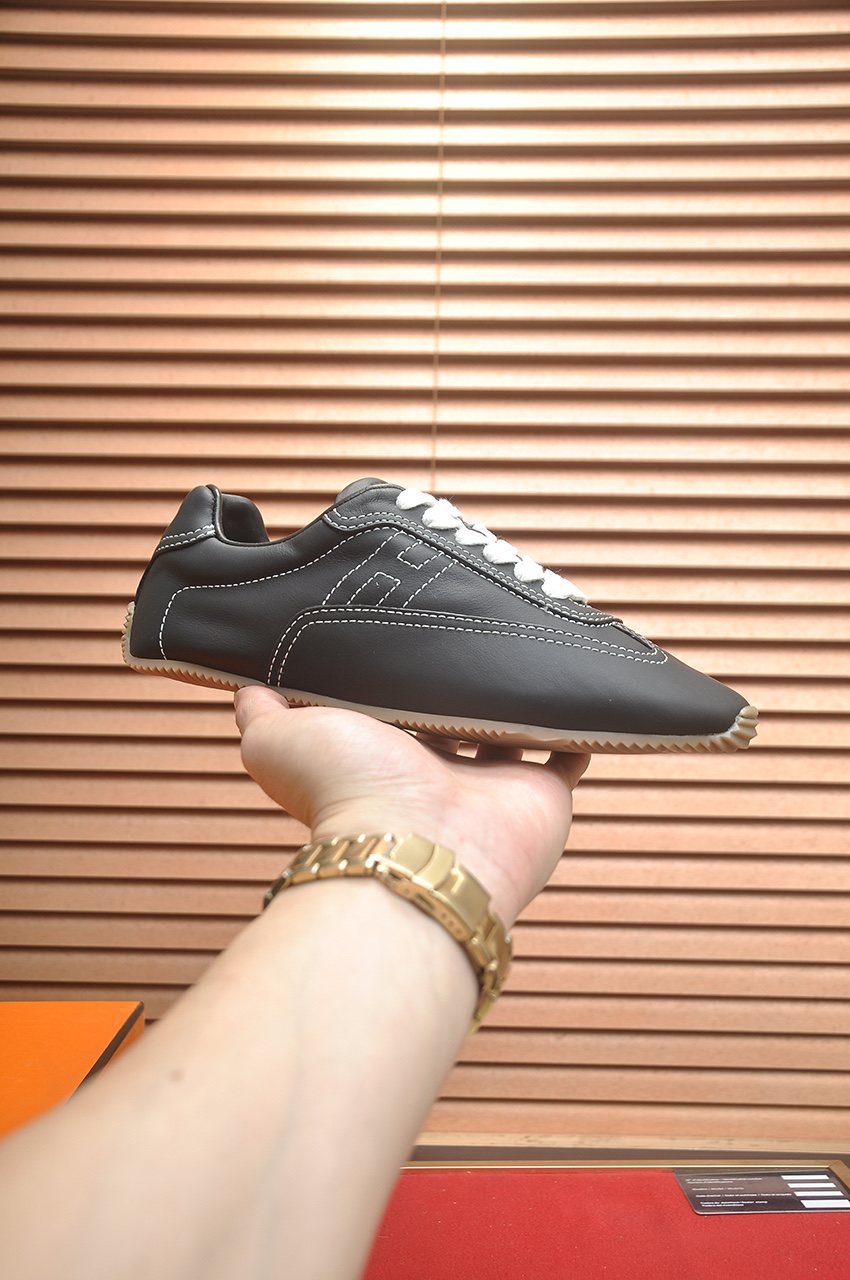 Hermès Low-Top Lace-Up Sneakers — model