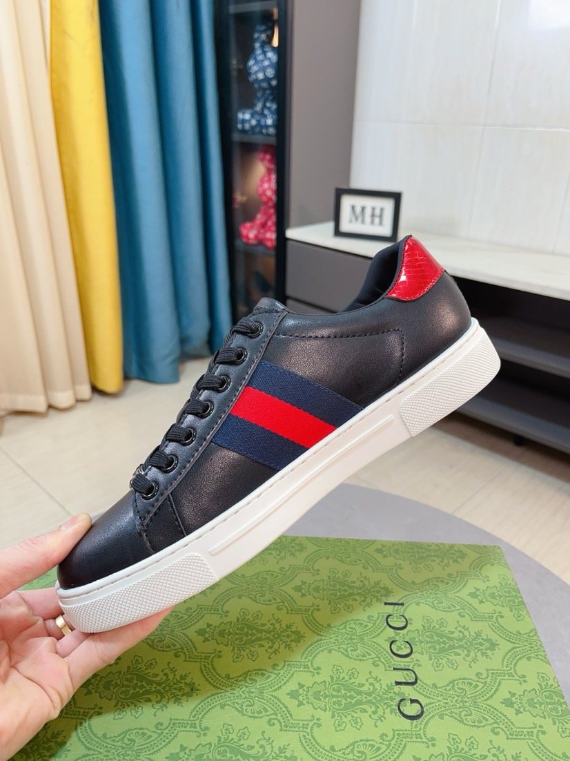 Gucci Stripe Low-Top Sneakers — model