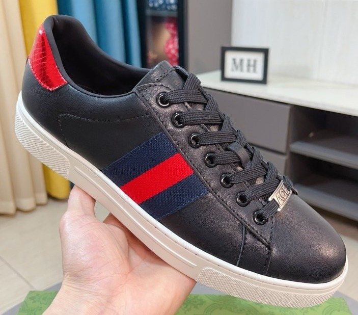 Gucci Stripe Low-Top Sneakers — front