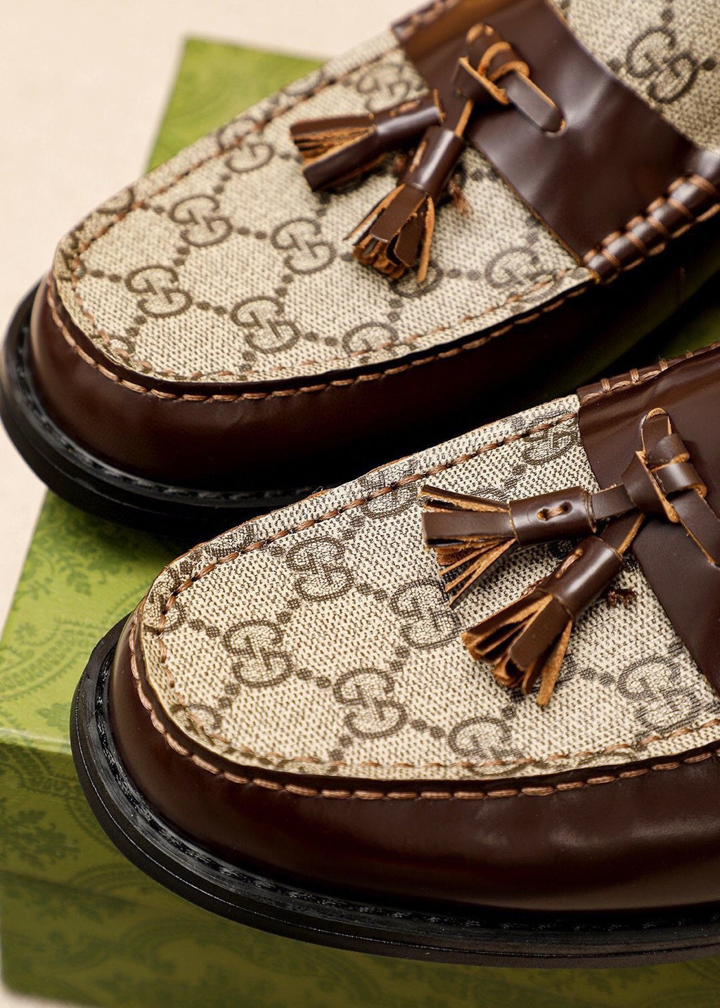 微商相册测试鞋子-Gucci Tassel Monogram Loafers — detail