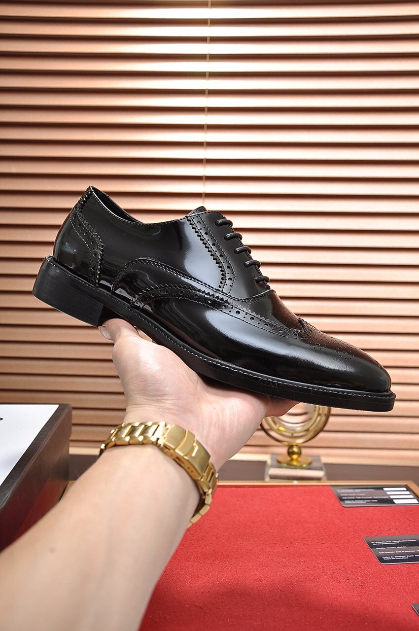 Gucci Glossy Brogue Oxford Shoes — model