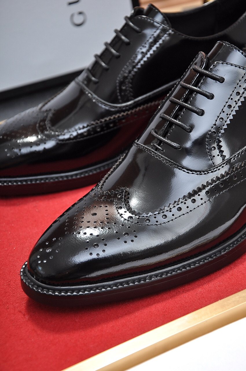 Gucci Glossy Brogue Oxford Shoes — detail