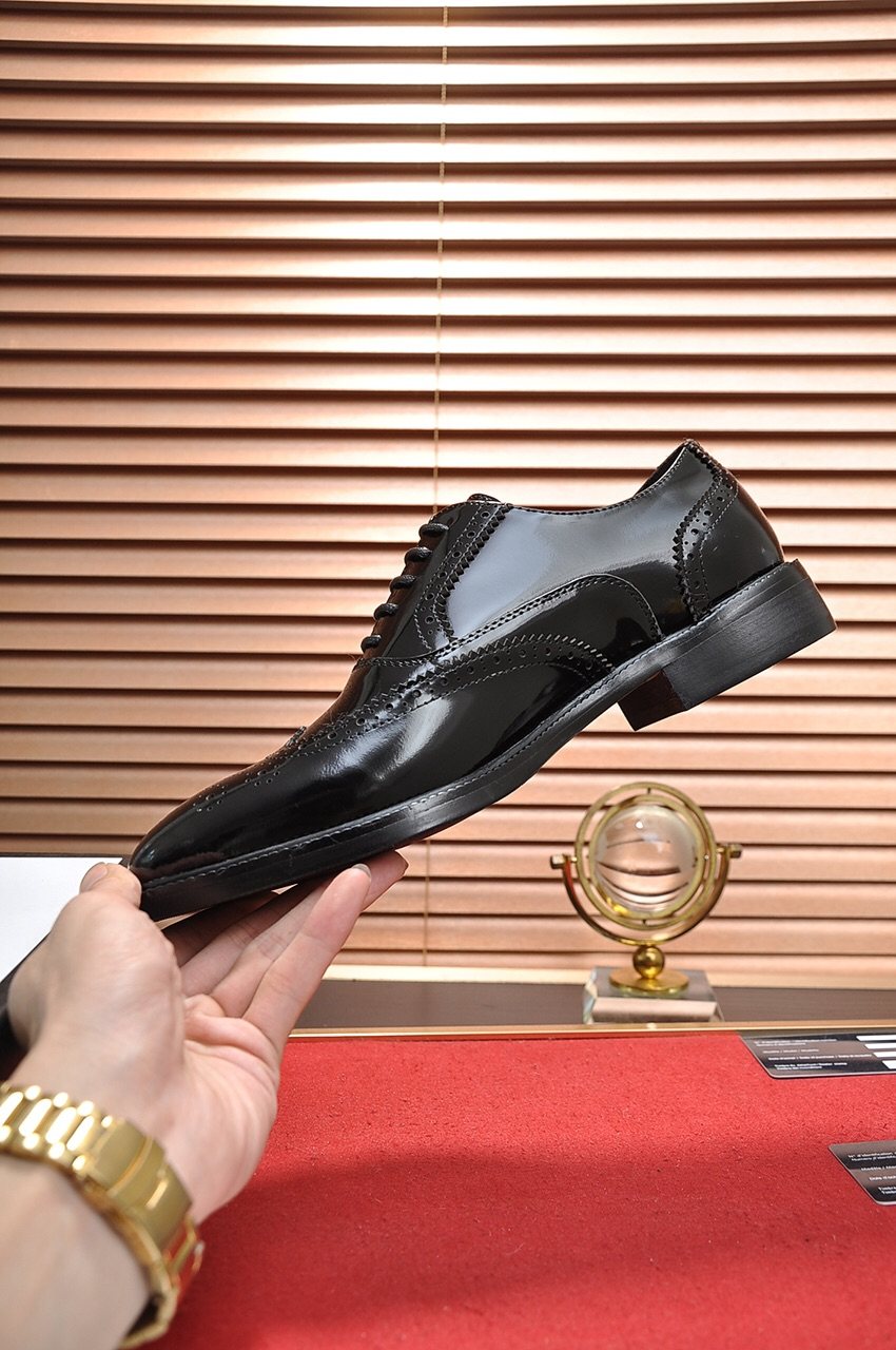 Gucci Glossy Brogue Oxford Shoes — model