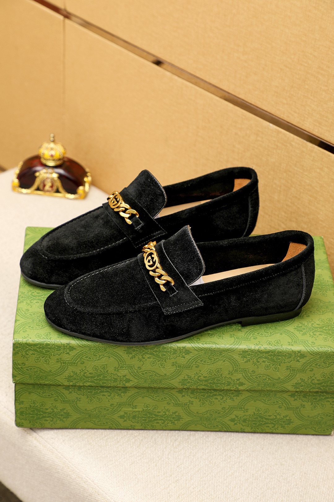 GUCCI Chain Detail Loafers — hero