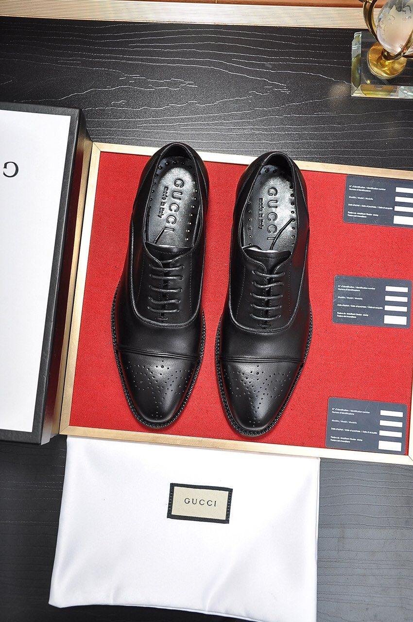 Gucci Closed-Lace Dress Shoes — front
