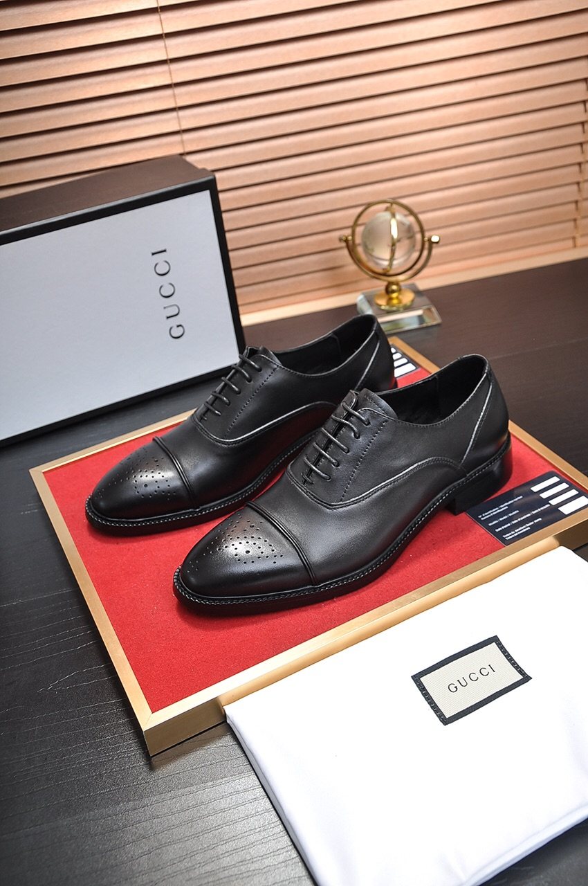 Gucci Closed-Lace Dress Shoes — front