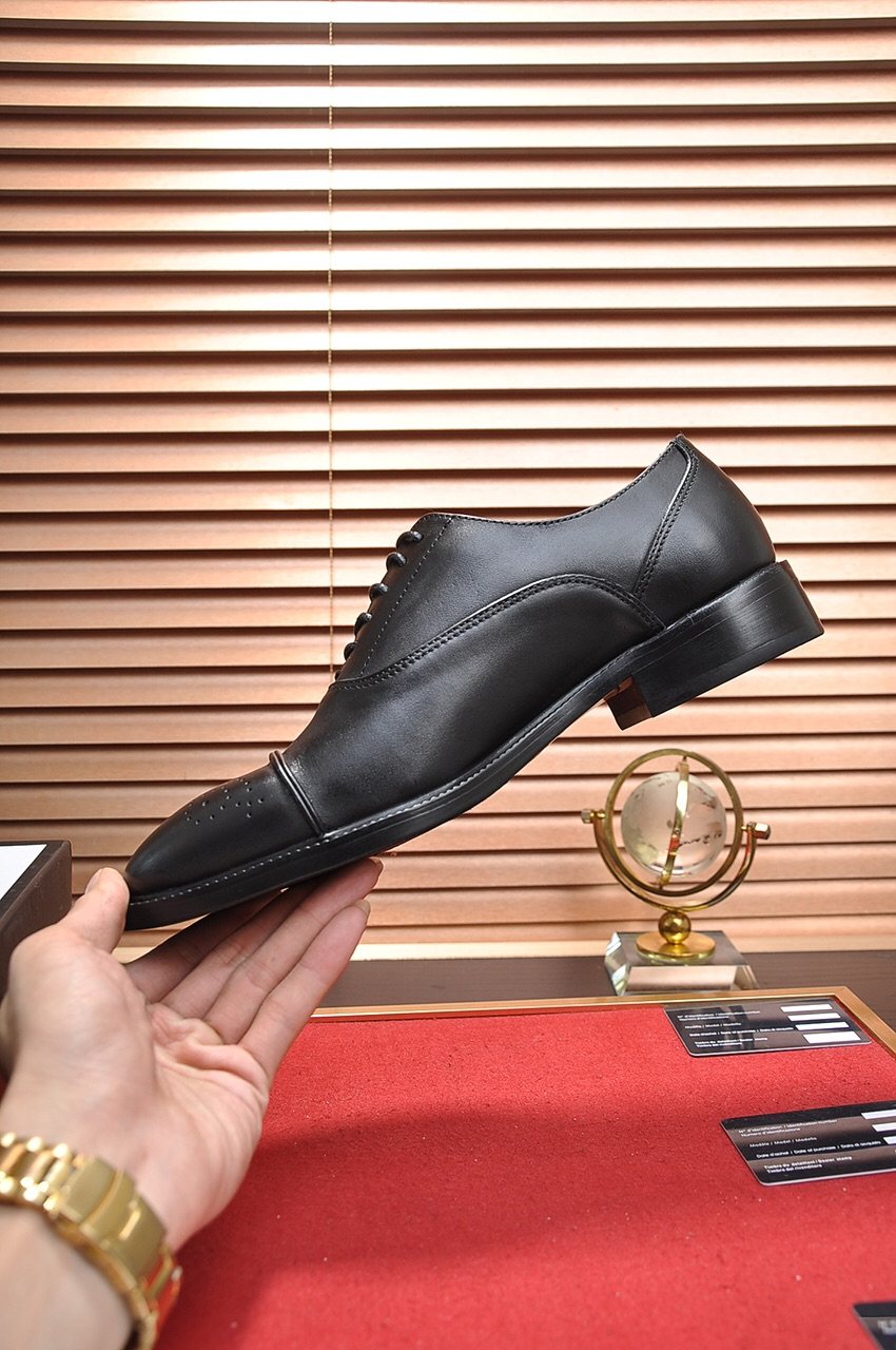Gucci Closed-Lace Dress Shoes — side