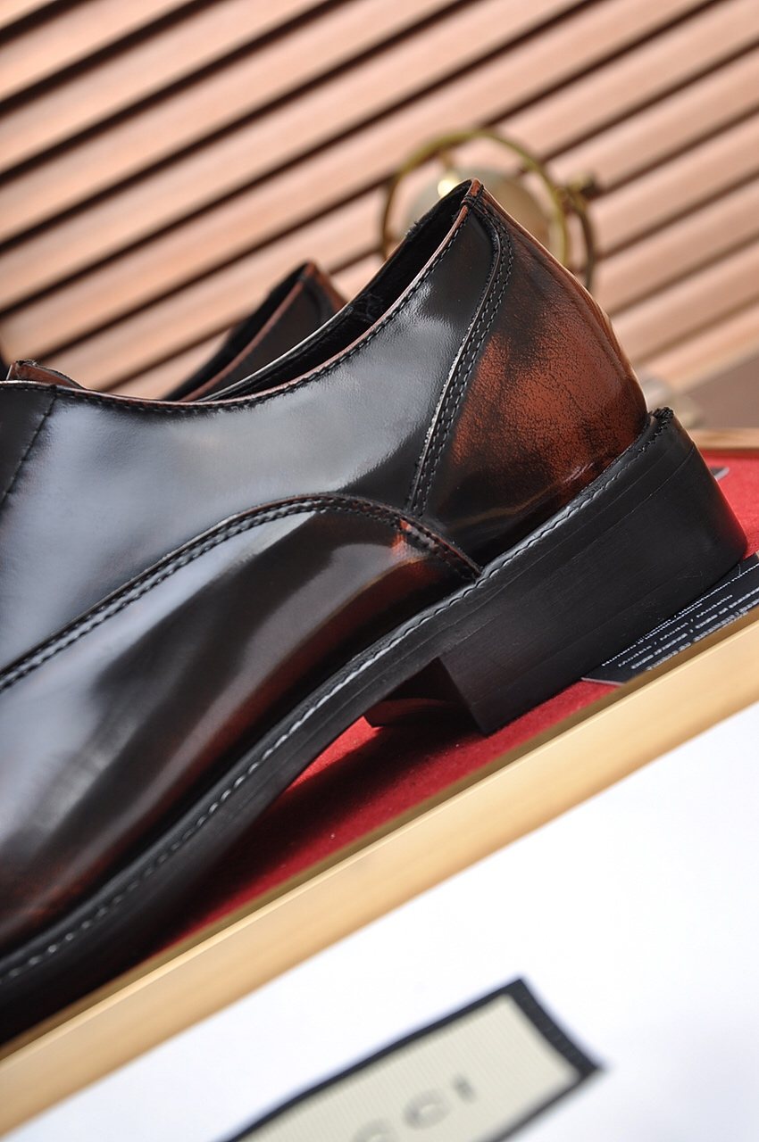 Gucci Closed-Lace Dress Shoes — detail