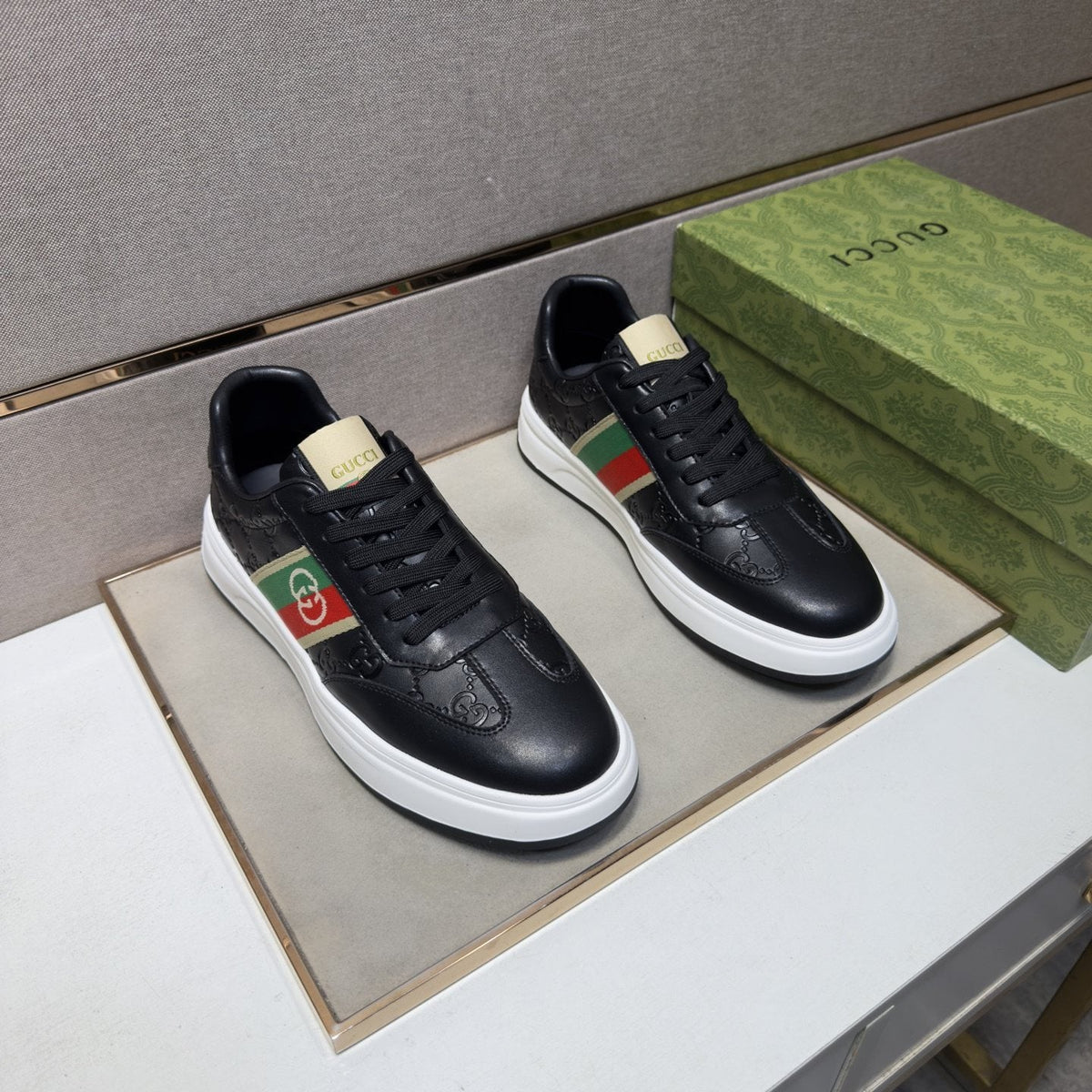 Gucci Green-Red Stripe Low-Top Sneakers — front