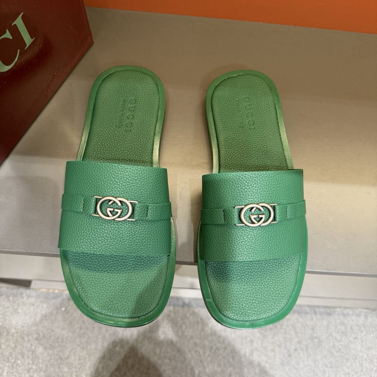 Gucci Navy Textured Slide Sandals — front