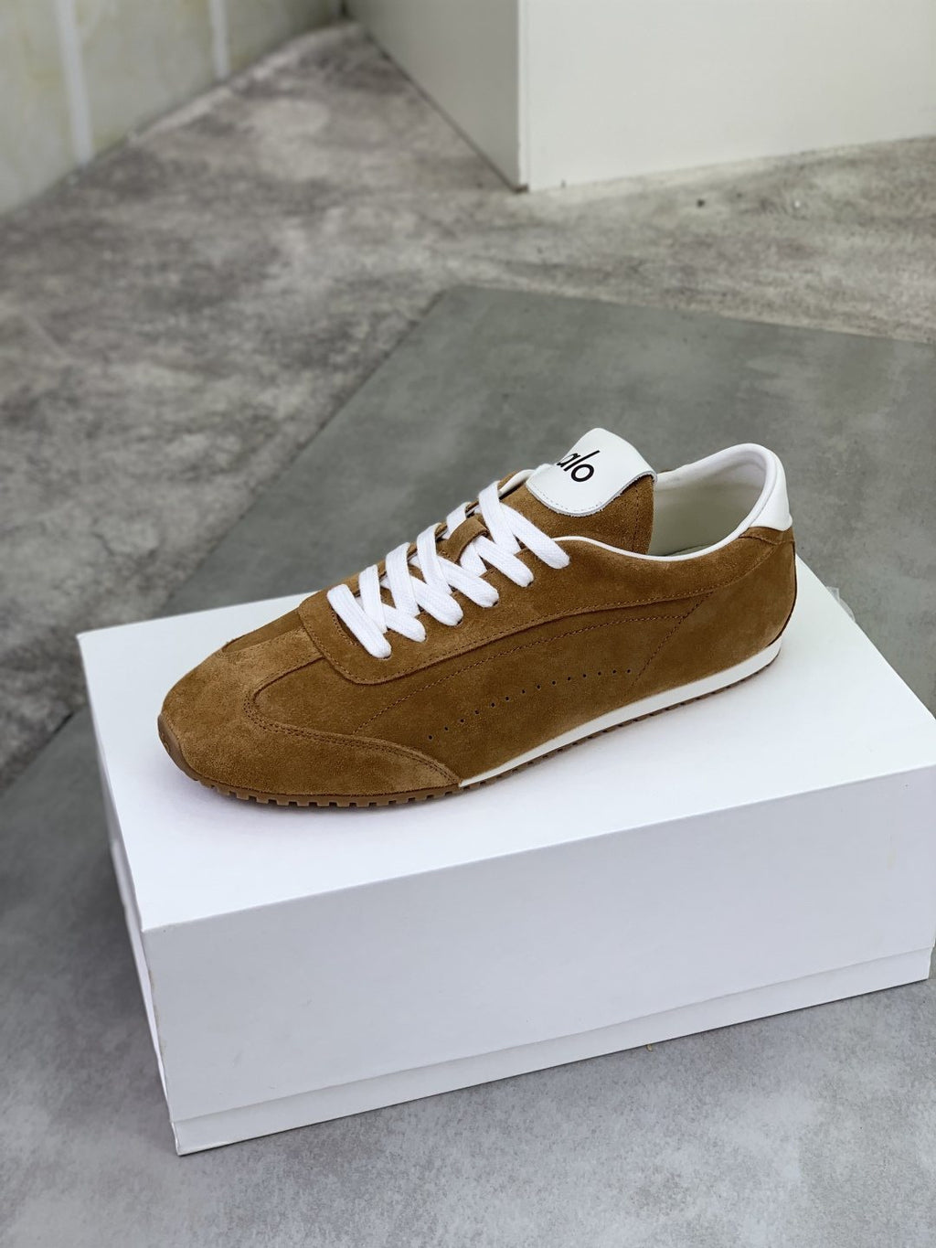 微商相册测试鞋子-Alo Gum Sole Low-Top Sneakers — side
