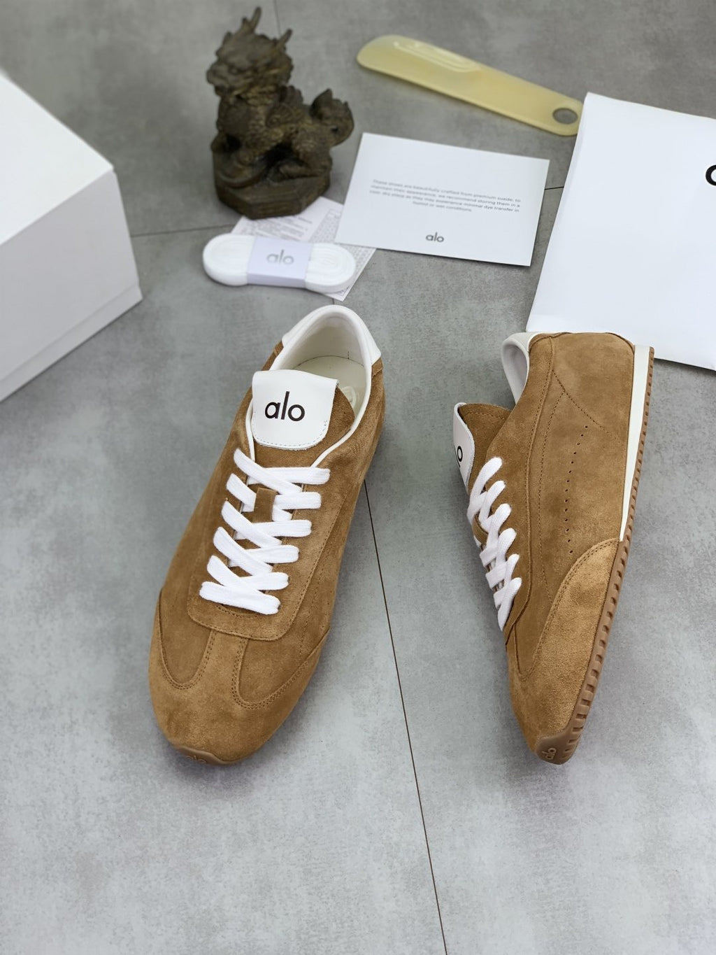 微商相册测试鞋子-Alo Gum Sole Low-Top Sneakers — side