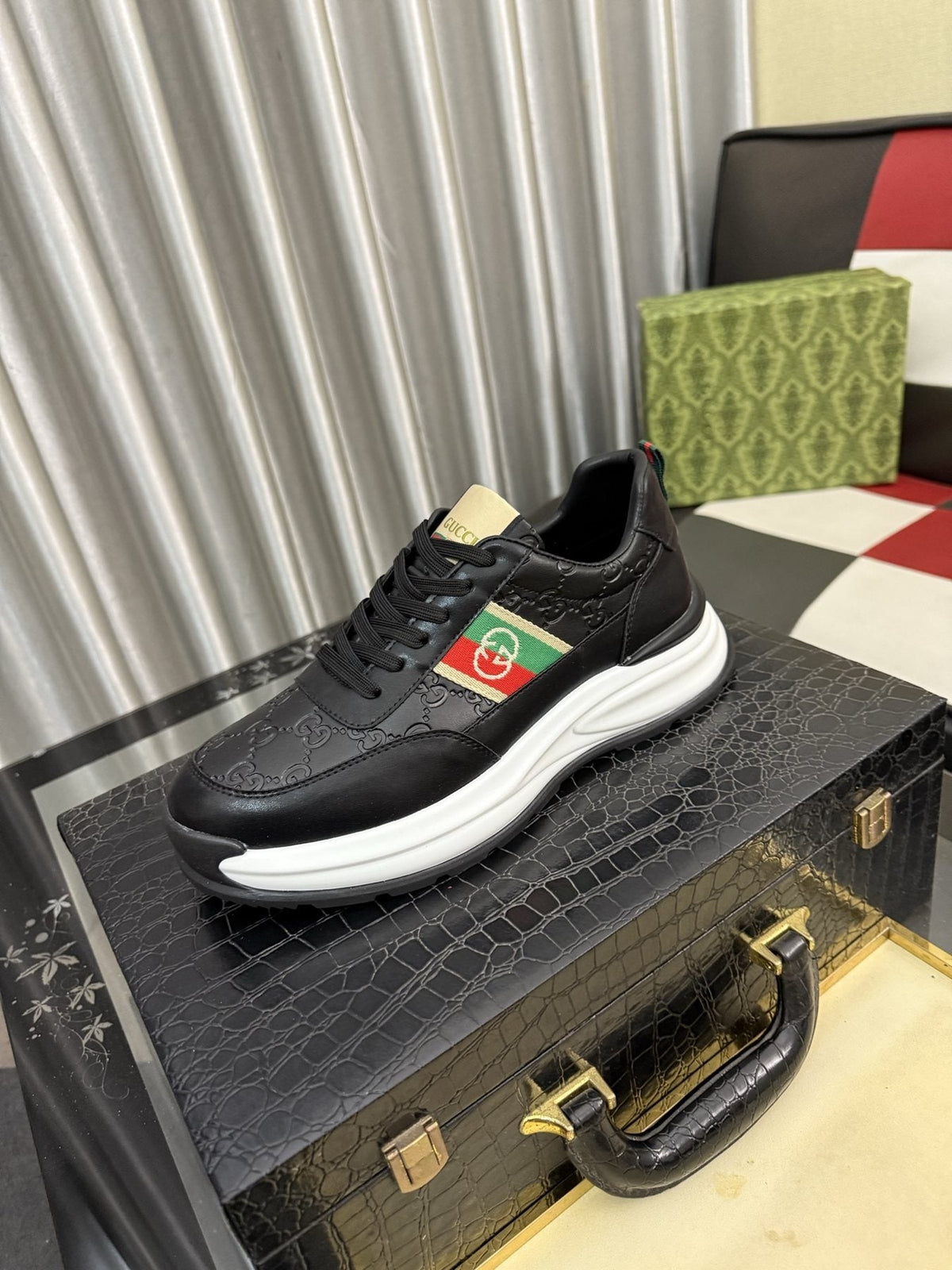 Gucci Green and Red Stripe Low-Top Sneakers — front
